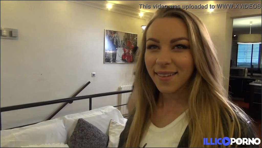 Angel Emily und ein Schwanz im Whirlpool