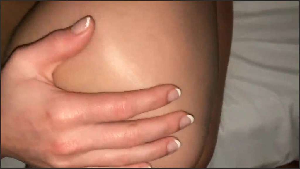 Angel Emily mit der Hitachi und wichst dabei einen Schwanz