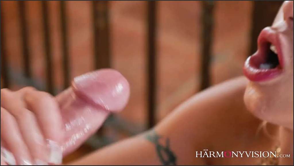 Barbie Sins Nina Devil steht auf heiße Netzstrumpfhosen