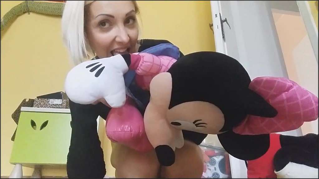Chantal führt sich mit einem Dildo vor der Kamera
