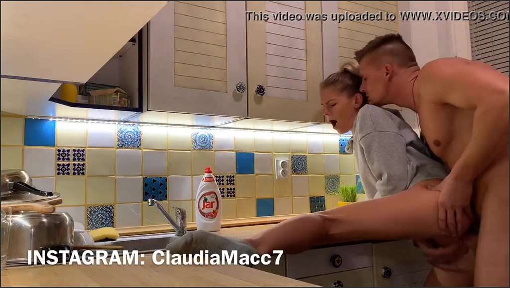 Claudia Mac in den willigen Arsch gerammelt
