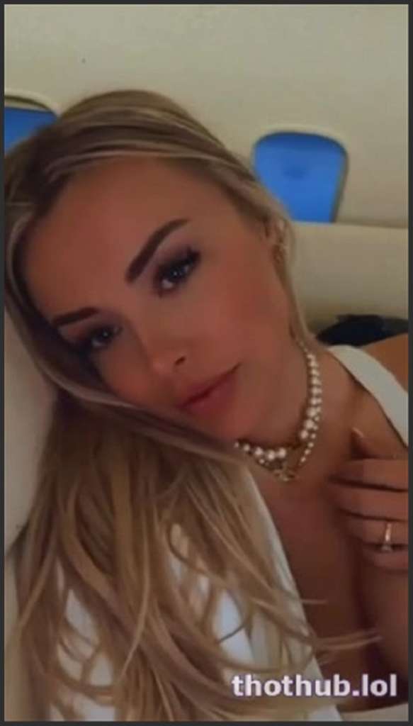 Corinna Kopf mit zwei vollbusigen Schlampen
