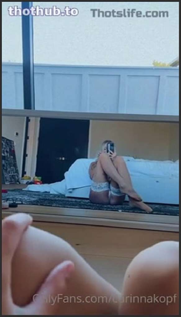 Corinna Kopf macht die Beine breit für Tommy Gunn