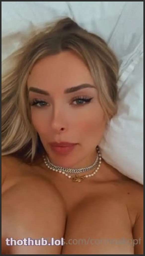 Corinna Kopf Hausfrau strippt und masturbiert