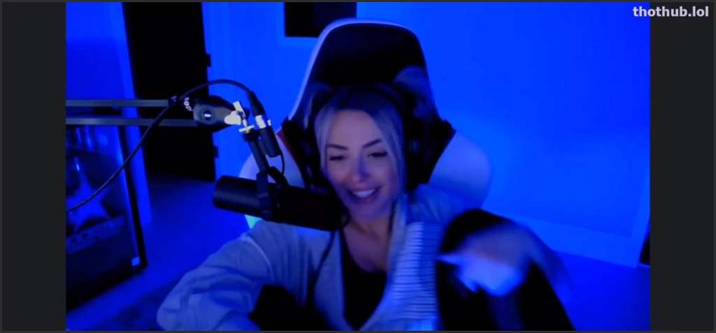 Corinna Kopf treibt es bei Sexshooting an Wand