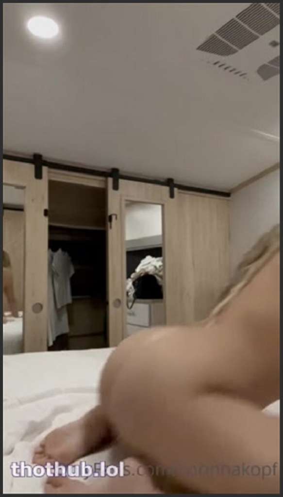 Corinna Kopf reibt sich ausgiebig die Muschi