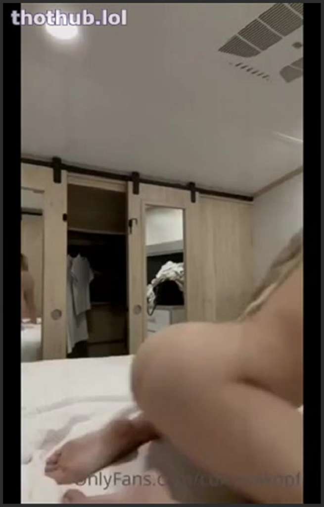 Corinna Kopf fickt sich mit Kugelschreiber