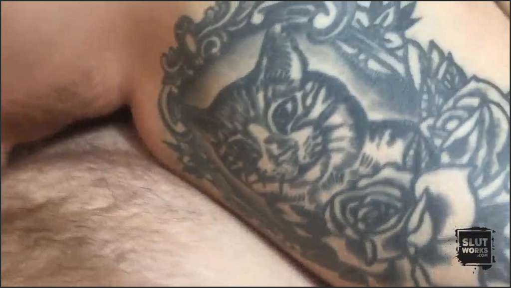 Emma Secret lässt sich unter der Dusche die Muschi fingern