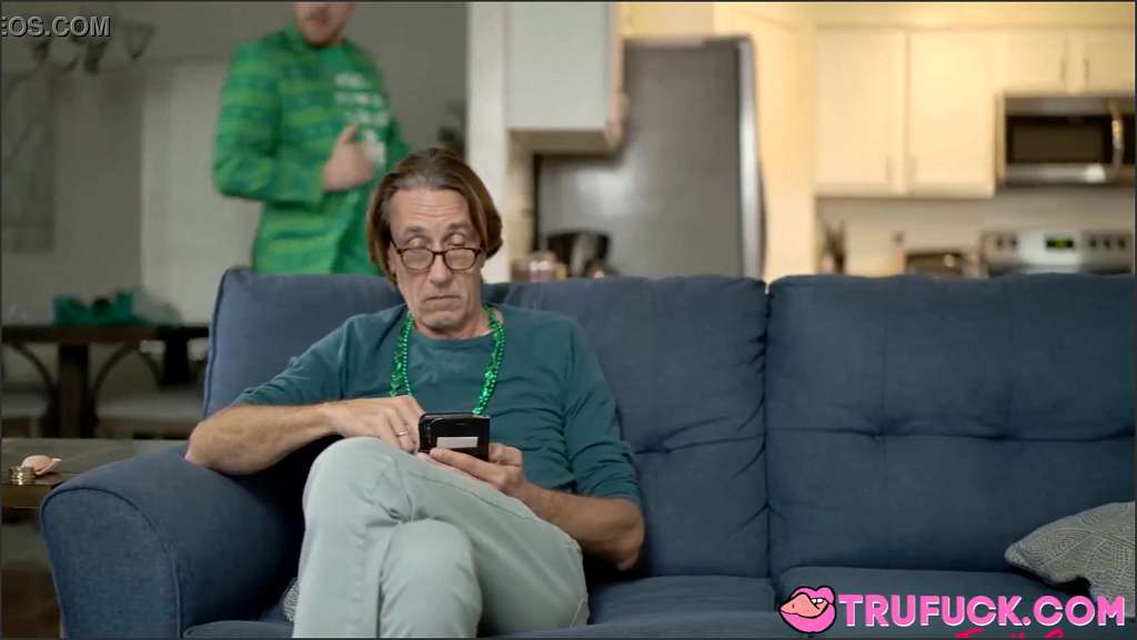 Family Erotik Video lässt sich im Umkleideraum ficken