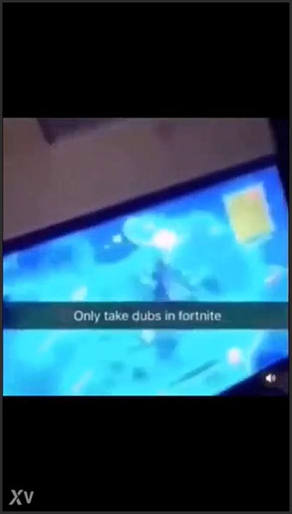 Fortnite macht ihre junge Möse schön feucht für den Fick