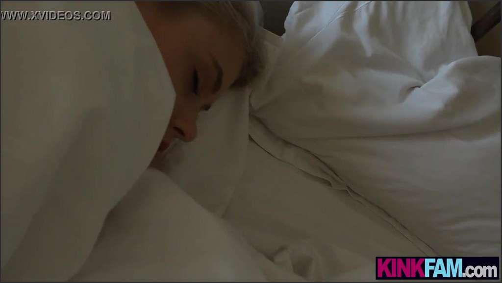 Hannah Hays filmt sich beim Masturbieren mit Handy