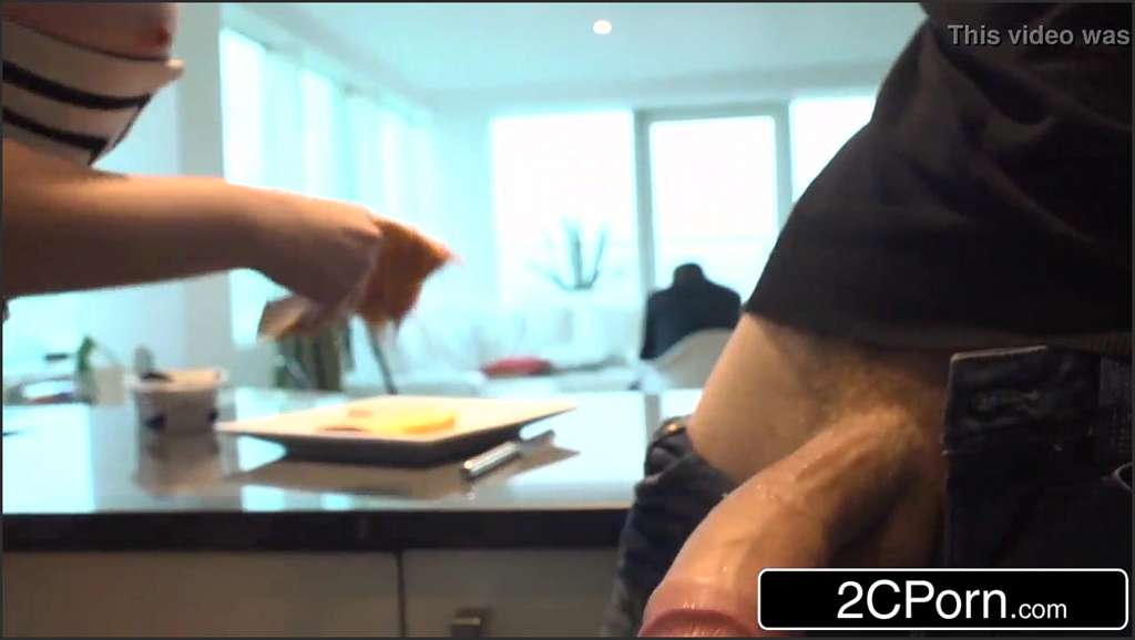 Jasmine James zeigt brünettem Girl wie Ficken geht