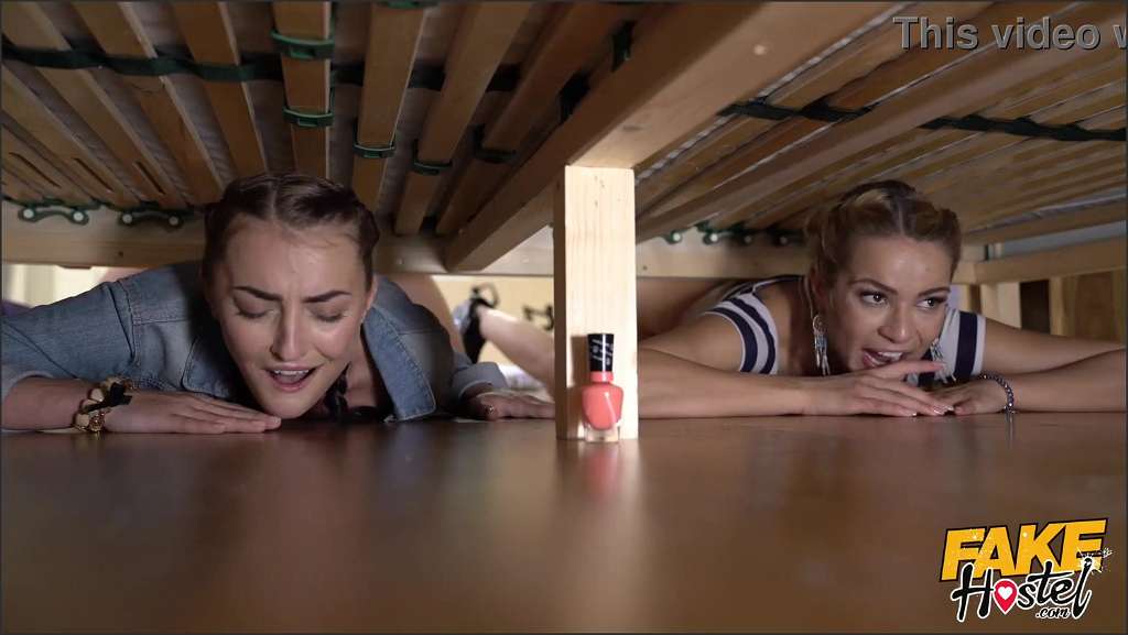 Katy Rose wird auf dem Pult flachgelegt