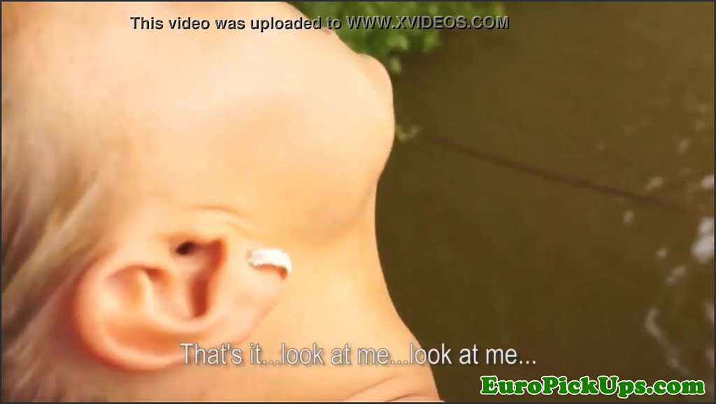 Krystal Swift der Milf ihre Möse aus und sie lutscht dabei einen Dildo