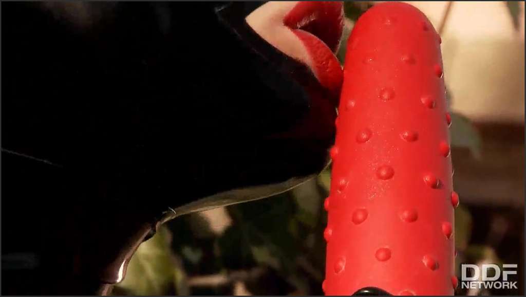 Latex Lucy Mia Lelani lutscht Schwanz
