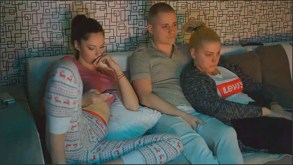 Nextdoornurs Armbinde wird geblasen und zugeritten