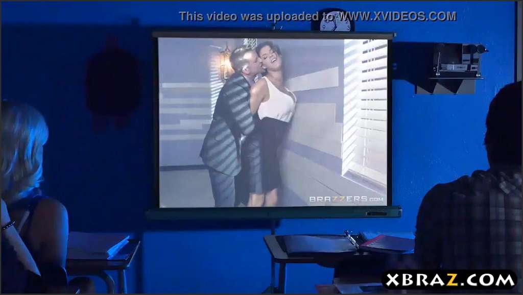 Pornofilm erzieht ihren muskulösen Sklaven