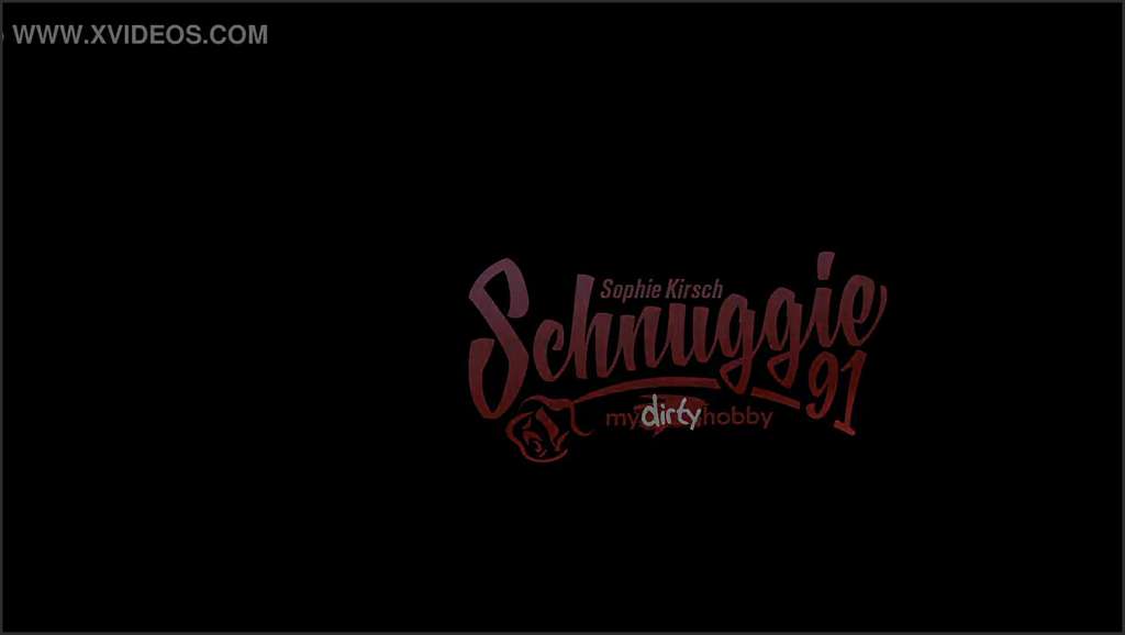 Schnuggie sich Cheyne Collins auf den Sofa