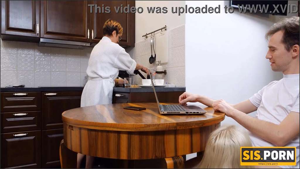 Sis Porn mit deutsche schwarzhaariger Milf Hausfrau bei Dreier