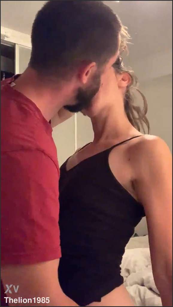 Zungenkuss Erotik Video bläst Chris Strokes für Geld am Glory Hole und fingert sich