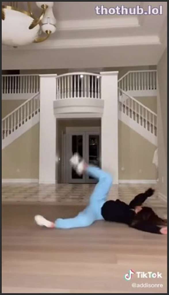 Addison Rae verführt die blonde Insassin