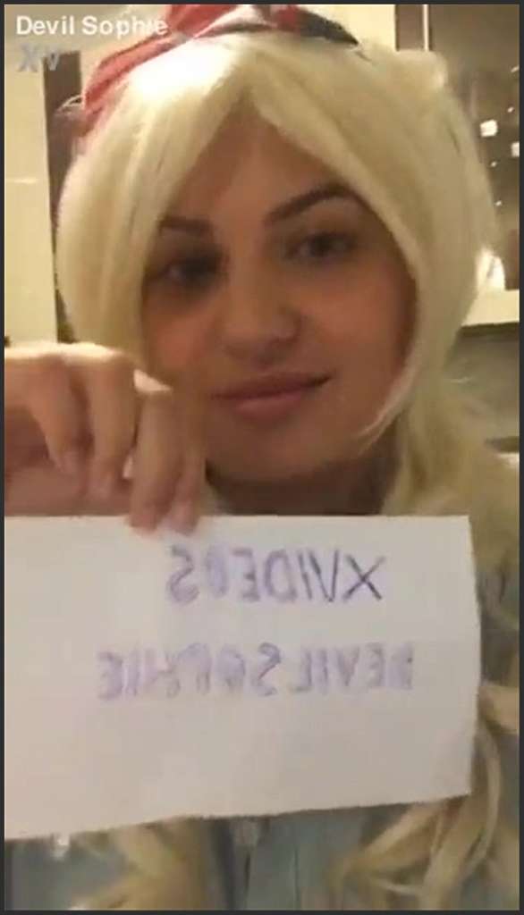 Devil Sophie haben Dreier mit abspritzenden Strapons
