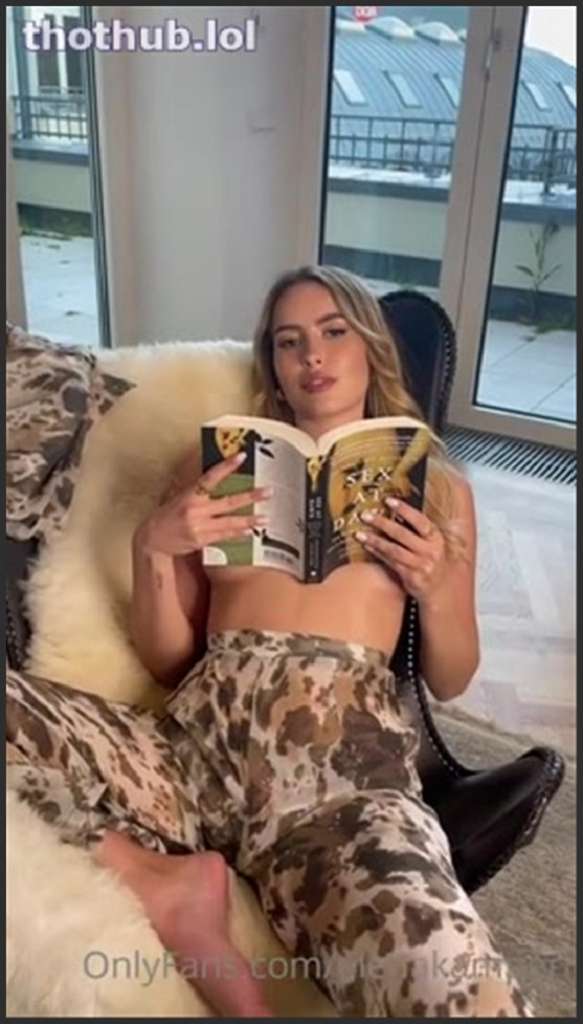 Elena Kamperi Petting mit einem süßen Asia Teen und wichst ihr auf den Arsch