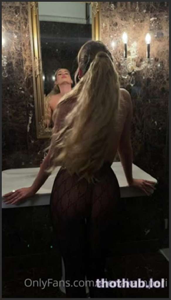 Elena Kamperi fleischige Muschi im POV Porno