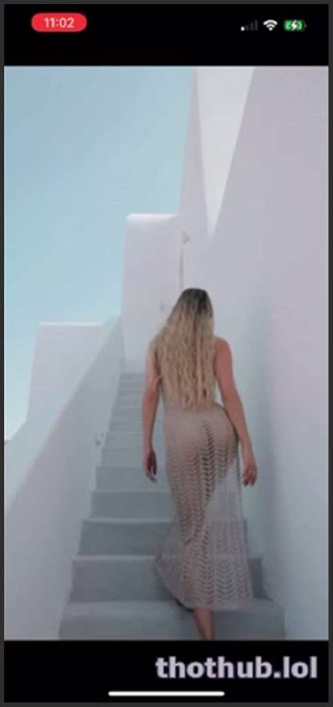 Elena Kamperi fickt ihren Lover am Sofa