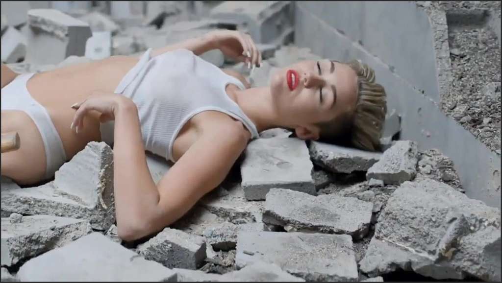Miley Cyrus aus Deutschland gibt scharfen Footjob