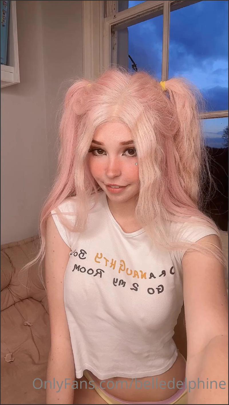 Belle Delphine Naughty Wet T-Shirt teilweise durchgesickert